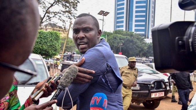 Police fires tear gas, bullets to disperse protesting journalists in Kampala